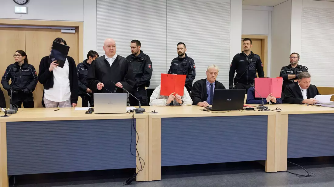 Drei Männer und eine Frau sind vor dem Landgericht Osnabrück zu mehrjährigen Haftstrafen verurteilt worden, weil sie eine 17-Jährige gefesselt, lebensgefährlich verletzt und bewusstlos in die Ems geworfen haben. (Archivfoto) - Bild: Friso Gentsch/dpa
