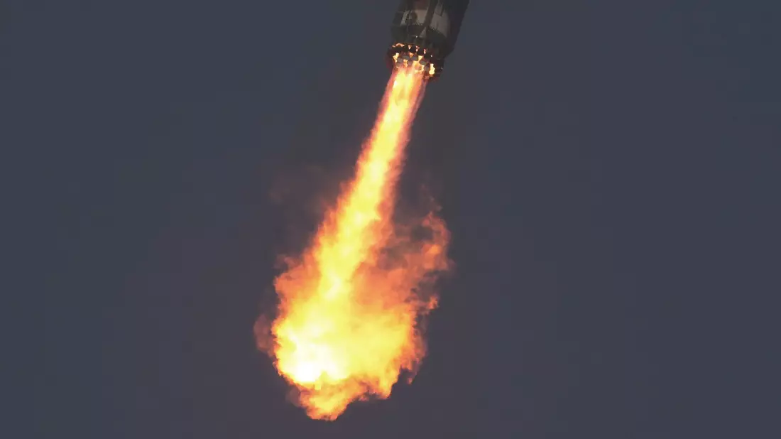 Die untere Stufe des Starship landet wie vorgesehen. - Bild: Eric Gay/AP/dpa