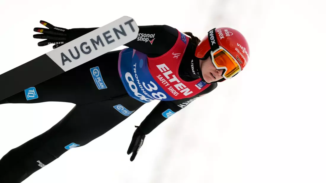 Selina Freitag ist die beste deutsche Skispringerin in Trondheim. - Bild: Matthias Schrader/AP/dpa