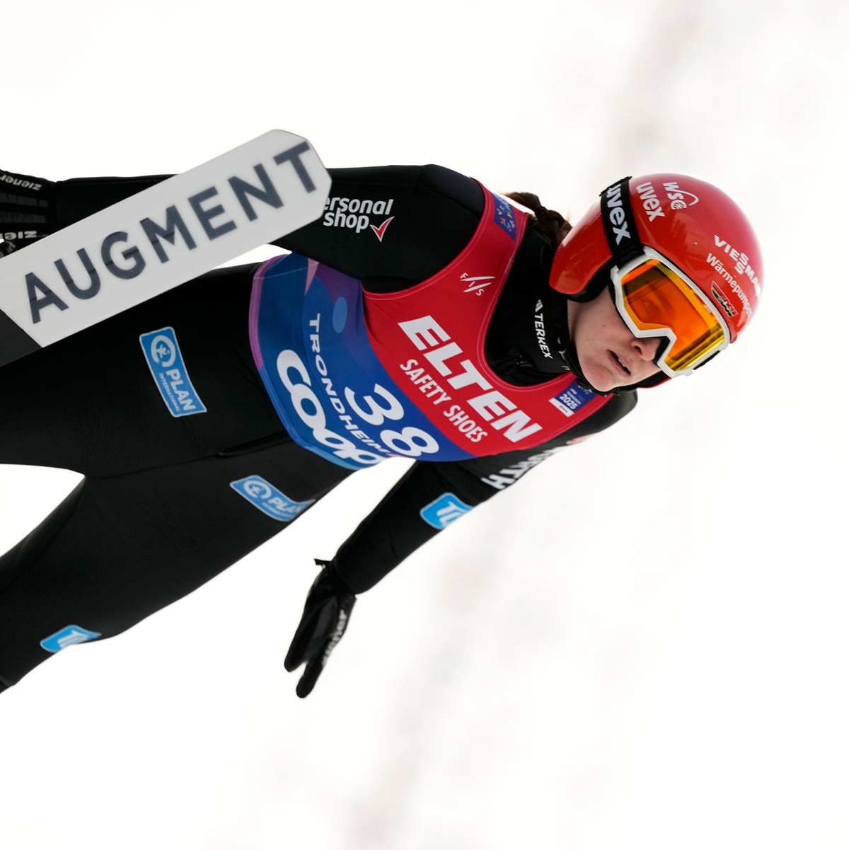 Selina Freitag ist die beste deutsche Skispringerin in Trondheim. - Foto: Matthias Schrader/AP/dpa