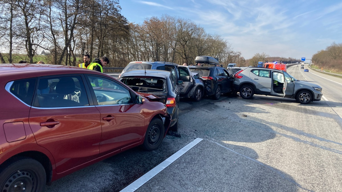 POL-WI: Verkehrsunfallflucht mit sieben beteiligten PKW und 6 verletzten Personen, Gemarkung Wiesbaden, BAB 3, zwischen Kreuz Wiesbaden und Niedernhausen, Freitag, 07.03.2025 - Foto: presseportal.de