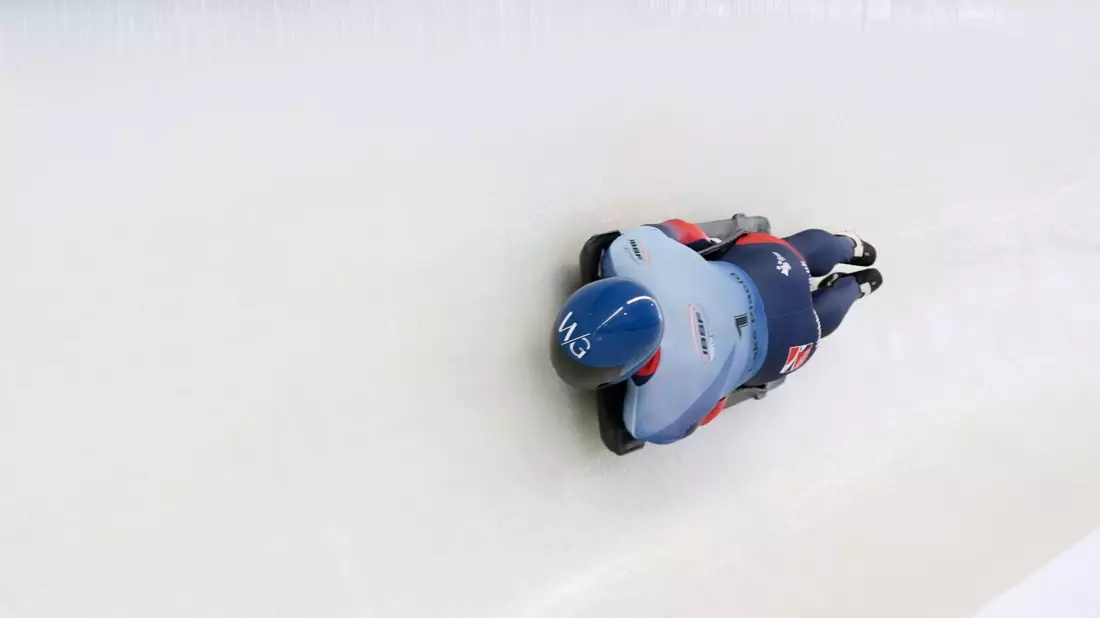 Matt Weston aus Großbritannien fuhr im dritten von vier WM-Läufen Bahnrekord. - Bild: Julia Demaree Nikhinson/AP/dpa