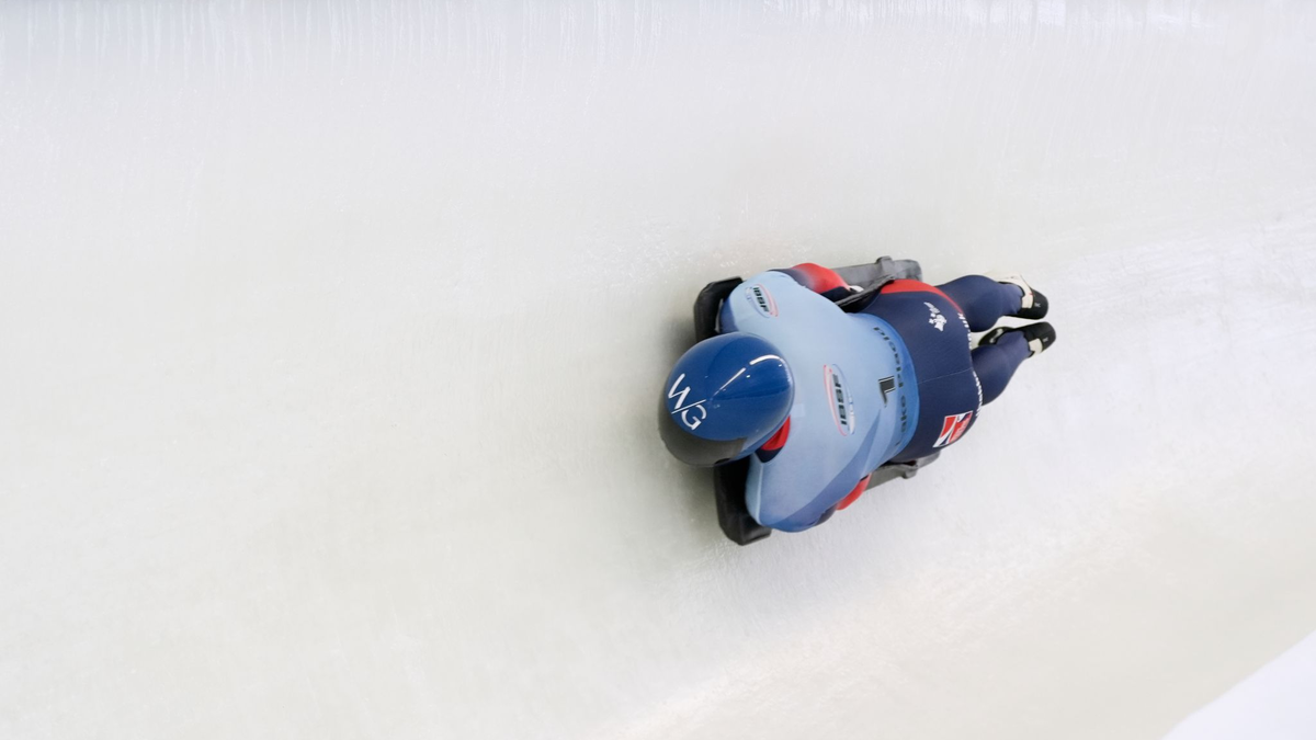 Matt Weston aus Großbritannien fuhr im dritten von vier WM-Läufen Bahnrekord. - Foto: Julia Demaree Nikhinson/AP/dpa