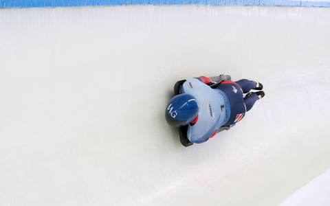 Matt Weston aus Großbritannien fuhr im dritten von vier WM-Läufen Bahnrekord. - Foto: Julia Demaree Nikhinson/AP/dpa