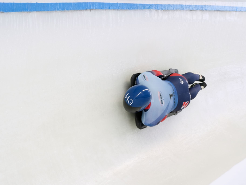 Matt Weston aus Großbritannien fuhr im dritten von vier WM-Läufen Bahnrekord. - Foto: Julia Demaree Nikhinson/AP/dpa
