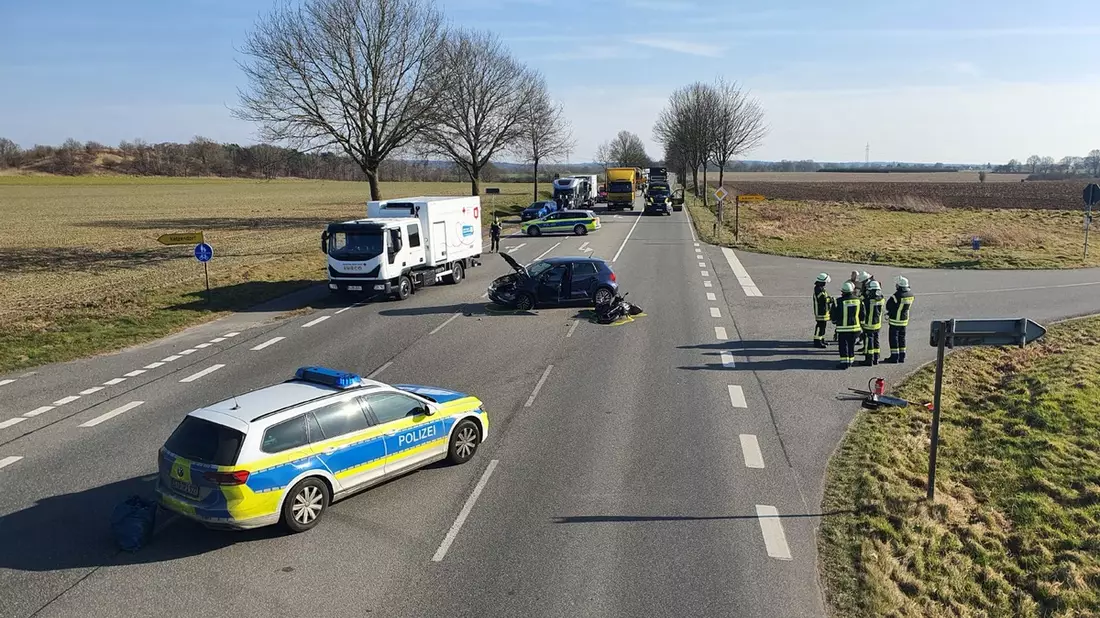 POL-STD: 38-jähriger Motorradfahrer bei Unfall in Buxtehude-Ketzendorf schwer verletzt - Bild: presseportal.de