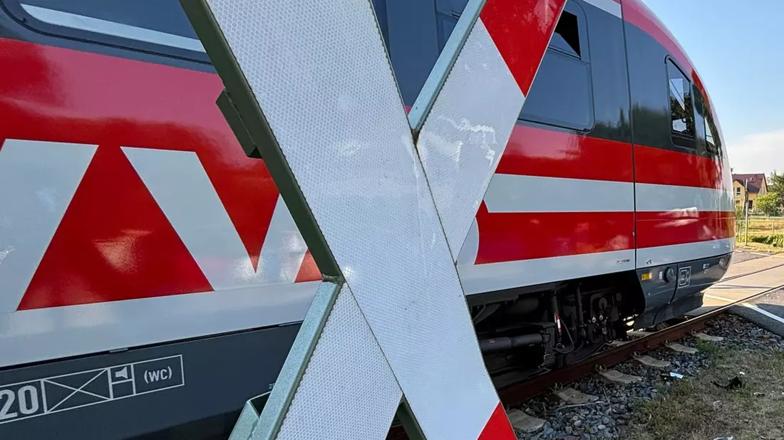 FW Dresden: Regionalbahn kollidiert mit PKW an unbeschranktem Bahnübergang - eine Person schwer verletzt - Bild: presseportal.de