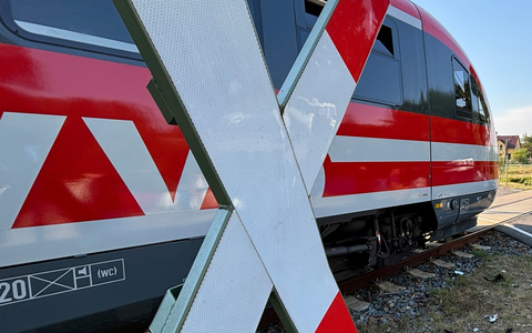 FW Dresden: Regionalbahn kollidiert mit PKW an unbeschranktem Bahnübergang - eine Person schwer verletzt - Foto: presseportal.de FW Dresden: Regionalbahn kollidiert mit PKW an unbeschranktem Bahnübergang - eine Person schwer verletzt - Foto: presseportal.de