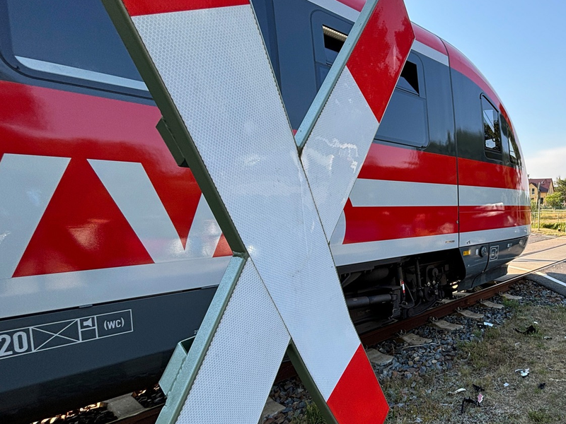 FW Dresden: Regionalbahn kollidiert mit PKW an unbeschranktem Bahnübergang - eine Person schwer verletzt - Foto: presseportal.de