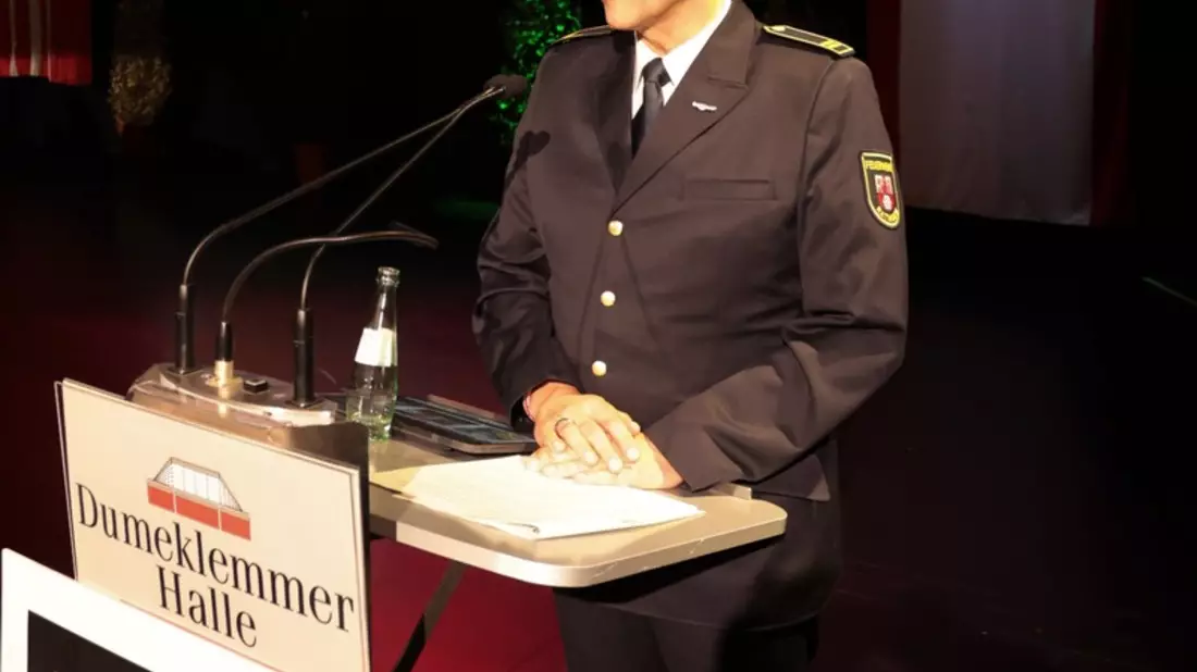 FW Ratingen: Wehrversammlung 2025 der Feuerwehr Ratingen - Ein feierlicher Abend voller Ehrungen und Ausblicke - Bild: presseportal.de