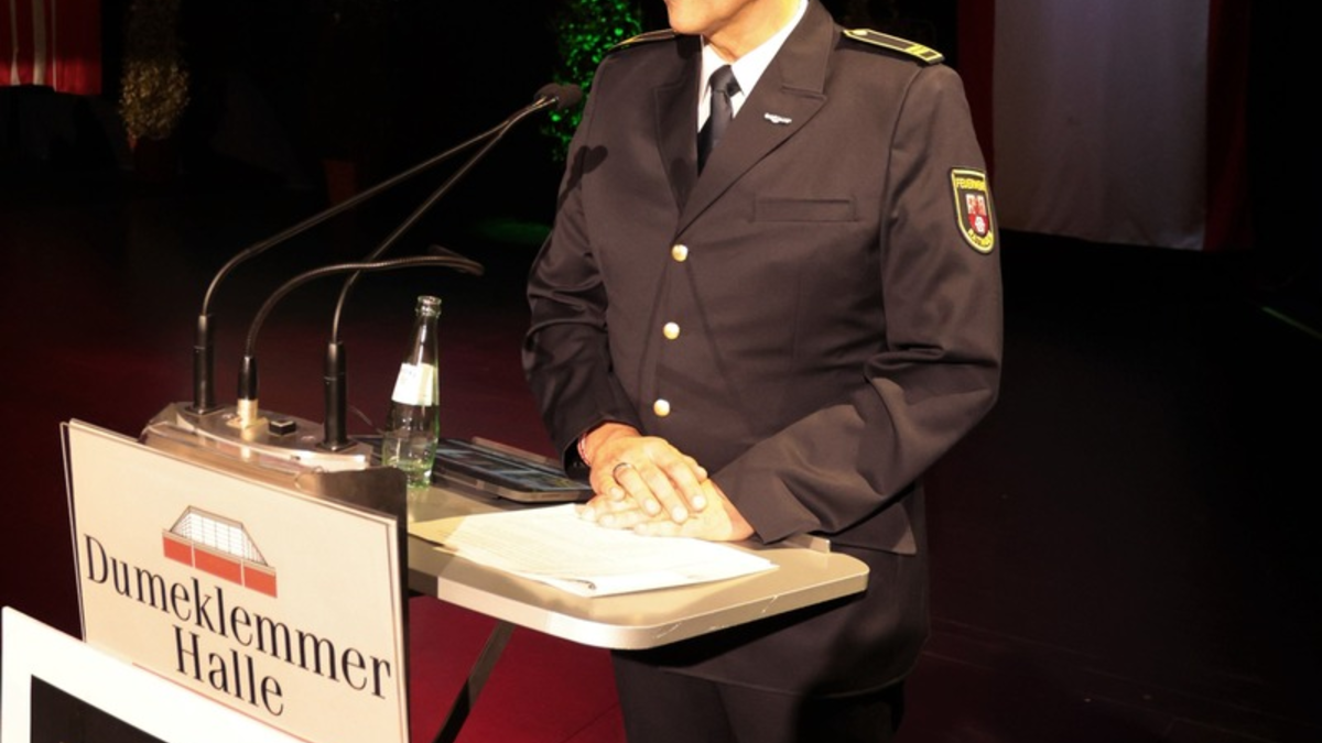 FW Ratingen: Wehrversammlung 2025 der Feuerwehr Ratingen - Ein feierlicher Abend voller Ehrungen und Ausblicke - Foto: presseportal.de