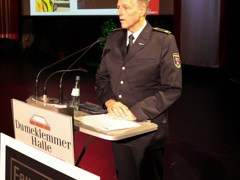 FW Ratingen: Wehrversammlung 2025 der Feuerwehr Ratingen - Ein feierlicher Abend voller Ehrungen und Ausblicke - Foto: presseportal.de