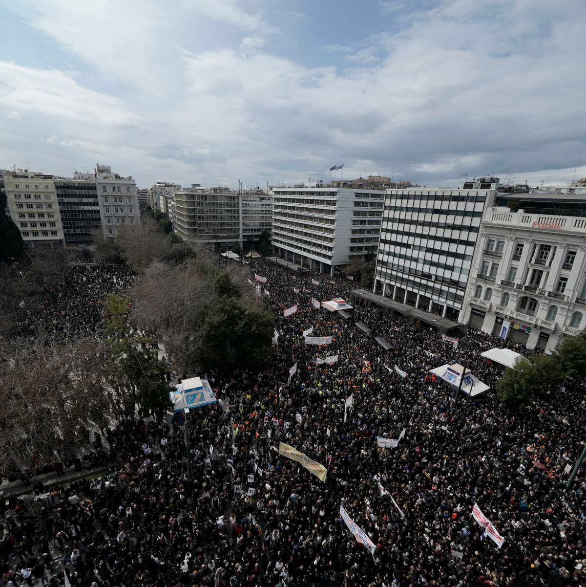 Hunderttausende gingen für die Aufklärung des Zugunglücks auf die Straße. - Foto: Thanassis Stavrakis/AP/dpa