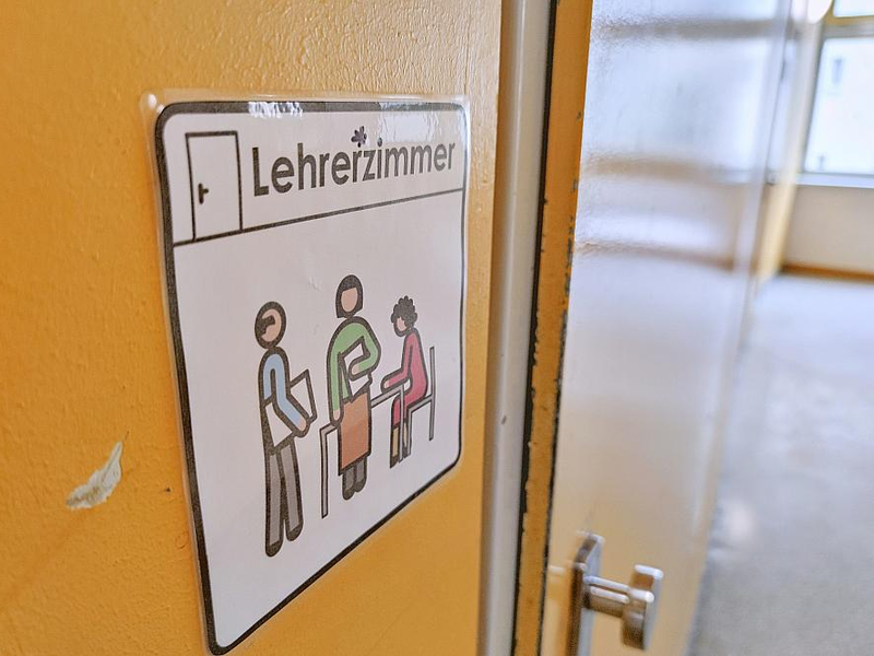 Genderzeichen vor einem Lehrerzimmer (Archiv) - Foto: über dts Nachrichtenagentur