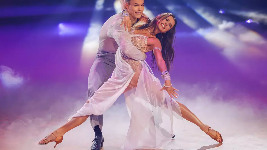 Nur ein Punkt von Joachim Llambi: Taliso Engel hat es trotzdem in die nächste «Let's Dance»-Runde geschafft.  - Bild: Thomas Banneyer/dpa