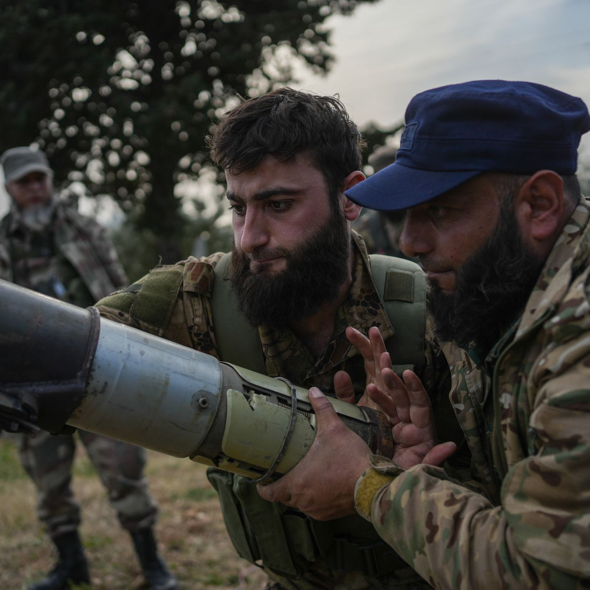 Die syrischen Streitkräfte liefern sich heftige Gefechte mit Anhängern des gestürzten Ex-Präsidenten al-Assad. (Archivbild)   - Foto: Moawia Atrash/dpa
