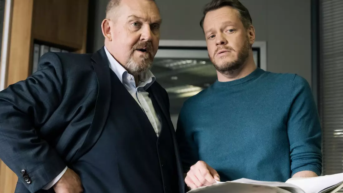 Der Fall führt die «Tatort»-Kommissare Max Ballauf (Klaus J. Behrendt) und Freddy Schenk (Dietmar Bär) zum legendären «Colonius»-Turm.  - Bild: Martin Valentin Menke/WDR/dpa