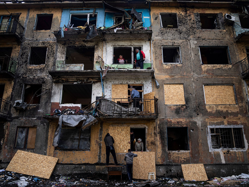 Dobropillja hat es nicht das erste Mal getroffen im russischen Angriffskrieg.  - Foto: Evgeniy Maloletka/AP/dpa