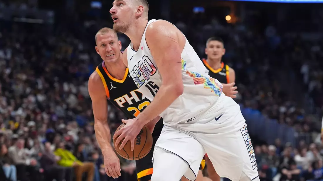 Gelassenheit und Klasse: Basketball-Star Jokic gegen Phoenix. - Bild: David Zalubowski/AP/dpa