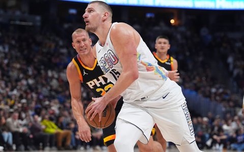 Gelassenheit und Klasse: Basketball-Star Jokic gegen Phoenix. - Foto: David Zalubowski/AP/dpa