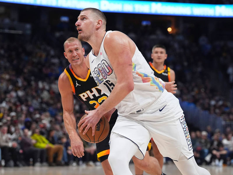Gelassenheit und Klasse: Basketball-Star Jokic gegen Phoenix. - Foto: David Zalubowski/AP/dpa