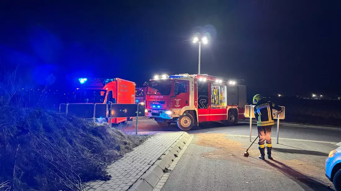 FW Flotwedel: PKW kollidiert mit Kreisverkehr - Betriebsstoffe laufen aus - Bild: presseportal.de