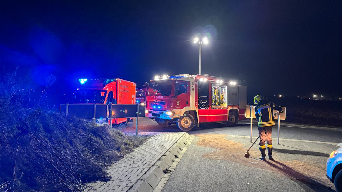 FW Flotwedel: PKW kollidiert mit Kreisverkehr - Betriebsstoffe laufen aus - Foto: presseportal.de