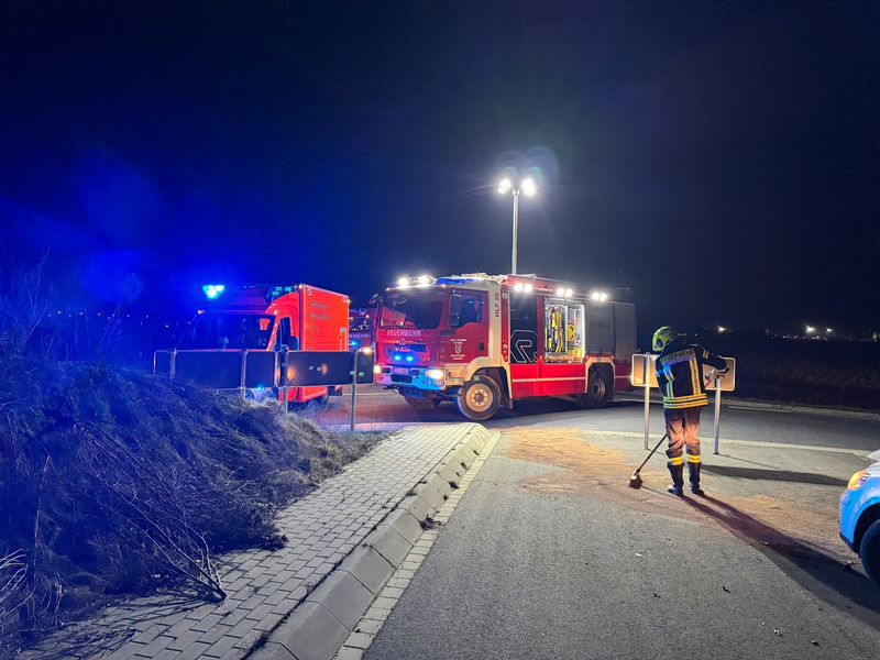 FW Flotwedel: PKW kollidiert mit Kreisverkehr - Betriebsstoffe laufen aus - Foto: presseportal.de