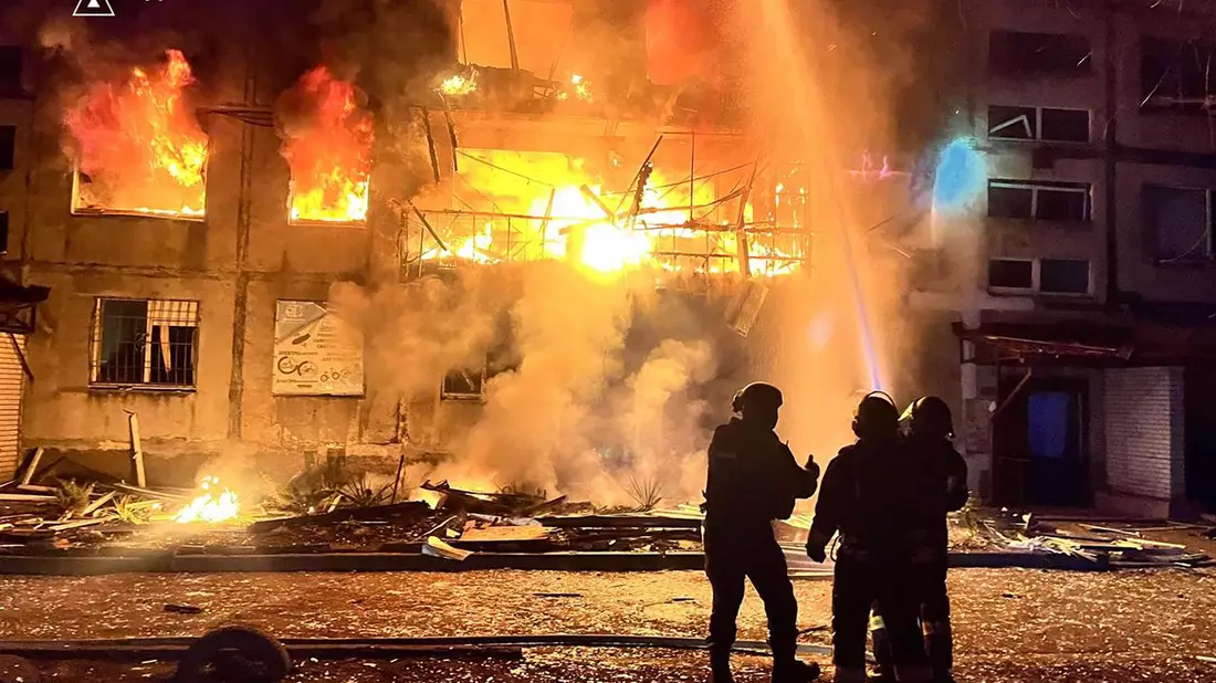 Bei neuen russischen Luftangriffe auf die Bergbaustadt Dobropillja starben viele Menschen. - Bild: Ukrainian Emergency Service/AP/dpa