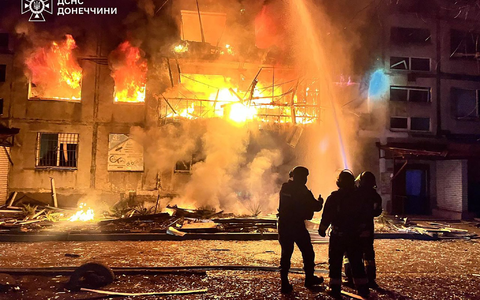 Bei neuen russischen Luftangriffe auf die Bergbaustadt Dobropillja starben viele Menschen. - Foto: Ukrainian Emergency Service/AP/dpa Bei neuen russischen Luftangriffe auf die Bergbaustadt Dobropillja starben viele Menschen. - Foto: Ukrainian Emergency Service/AP/dpa