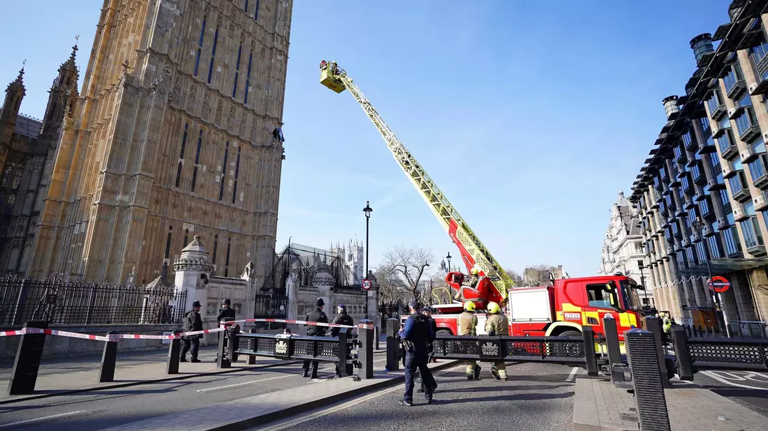 Großeinsatz in London: Ein Mann ist auf den Turm mit der Glocke Big Ben geklettert.  - Bild: James Manning/PA/AP/dpa