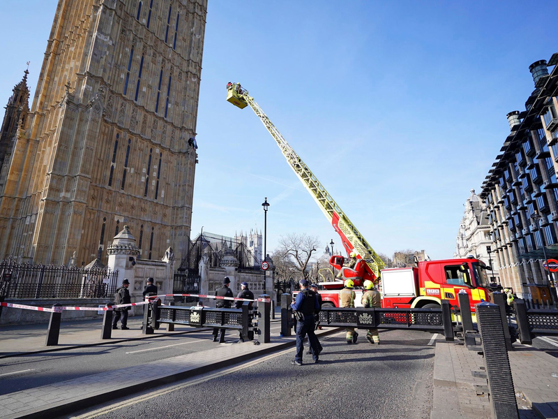 Großeinsatz in London: Ein Mann ist auf den Turm mit der Glocke Big Ben geklettert.  - Foto: James Manning/PA/AP/dpa