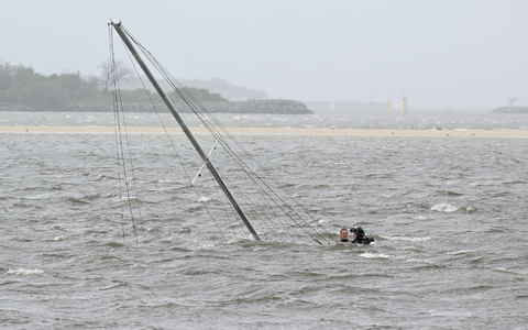 Schon die ersten Ausläufer des Zyklons richteten Schäden an. - Foto: Dave Hunt/AAP/dpa