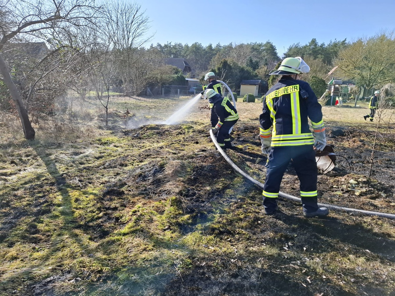 FW Südheide: Unerlaubtes verbrennen von Müll löst Flächenbrand in Unterlüß aus - Foto: presseportal.de