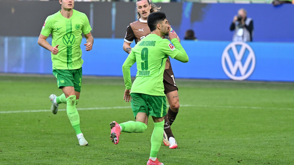 Wolfsburgs Torschütze Christian Eriksen (r). - Foto: Swen Pförtner/dpa