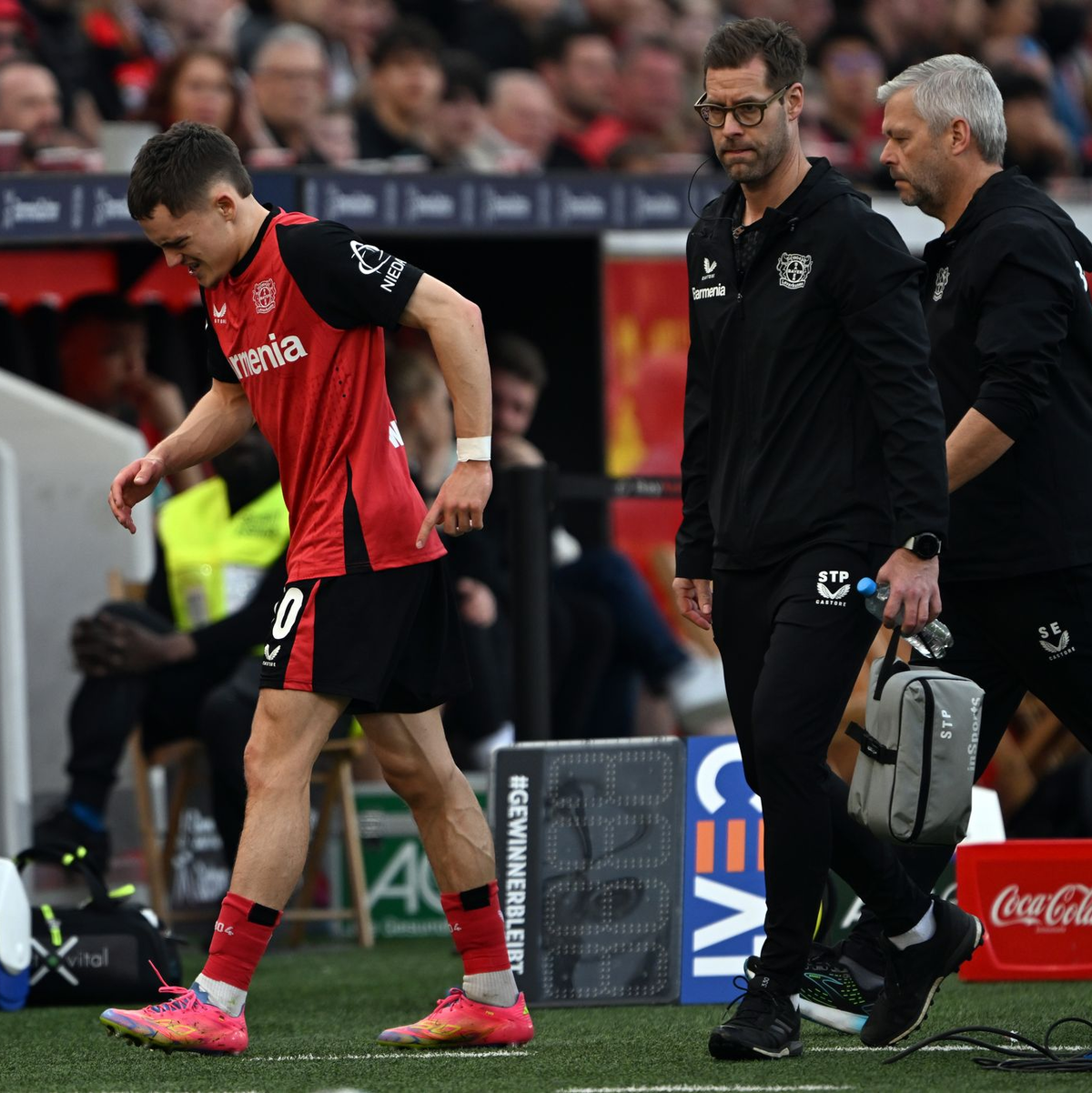 Schnell wieder raus: Bayer Leverkusens Florian Wirtz (l.) verletzte sich gegen Werder Bremen. - Foto: Federico Gambarini/dpa