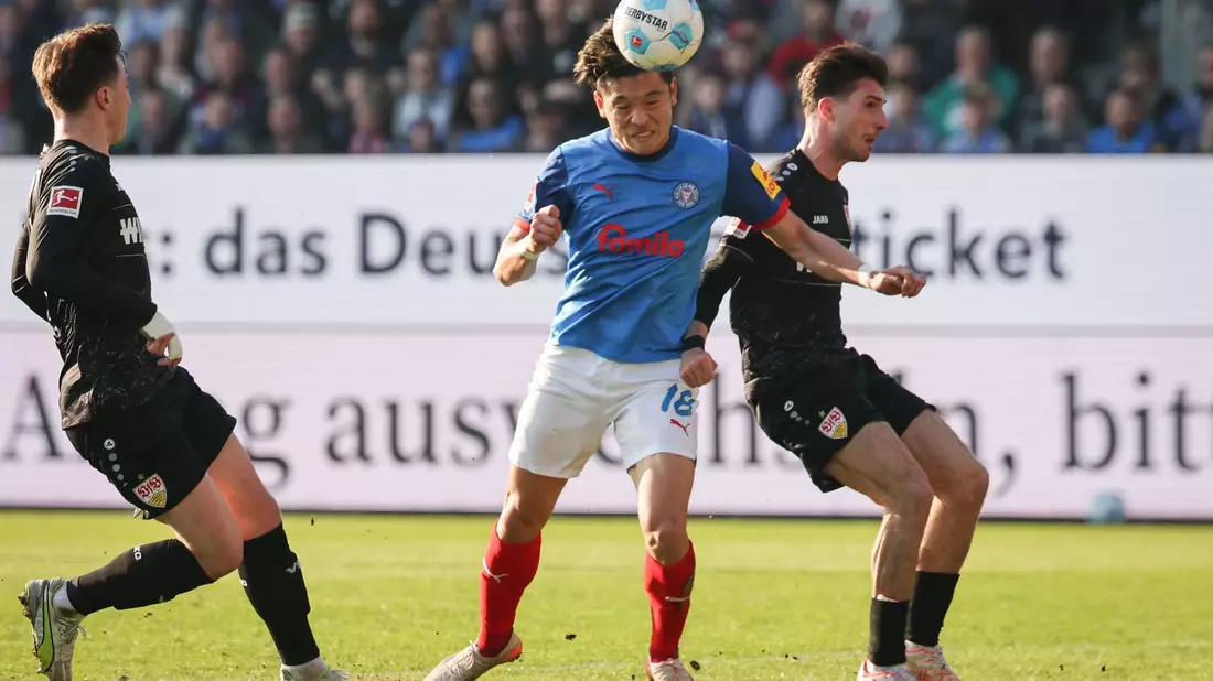 Die Stuttgarter Ermedin Demirovic (l) und Enzo Millot feiern den Treffer zum 2:2. - Bild: Christian Charisius/dpa