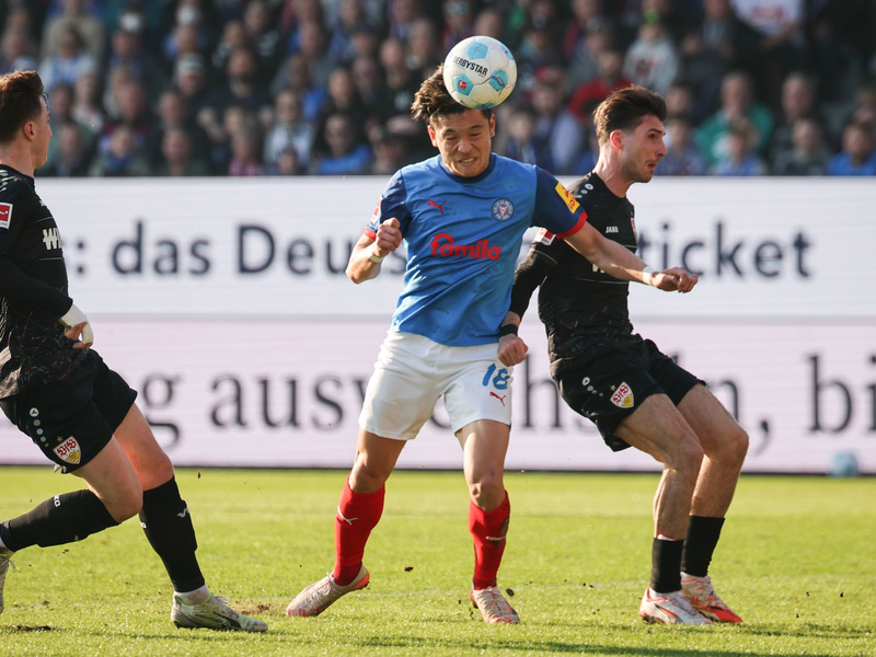 Die Stuttgarter Ermedin Demirovic (l) und Enzo Millot feiern den Treffer zum 2:2. - Foto: Christian Charisius/dpa