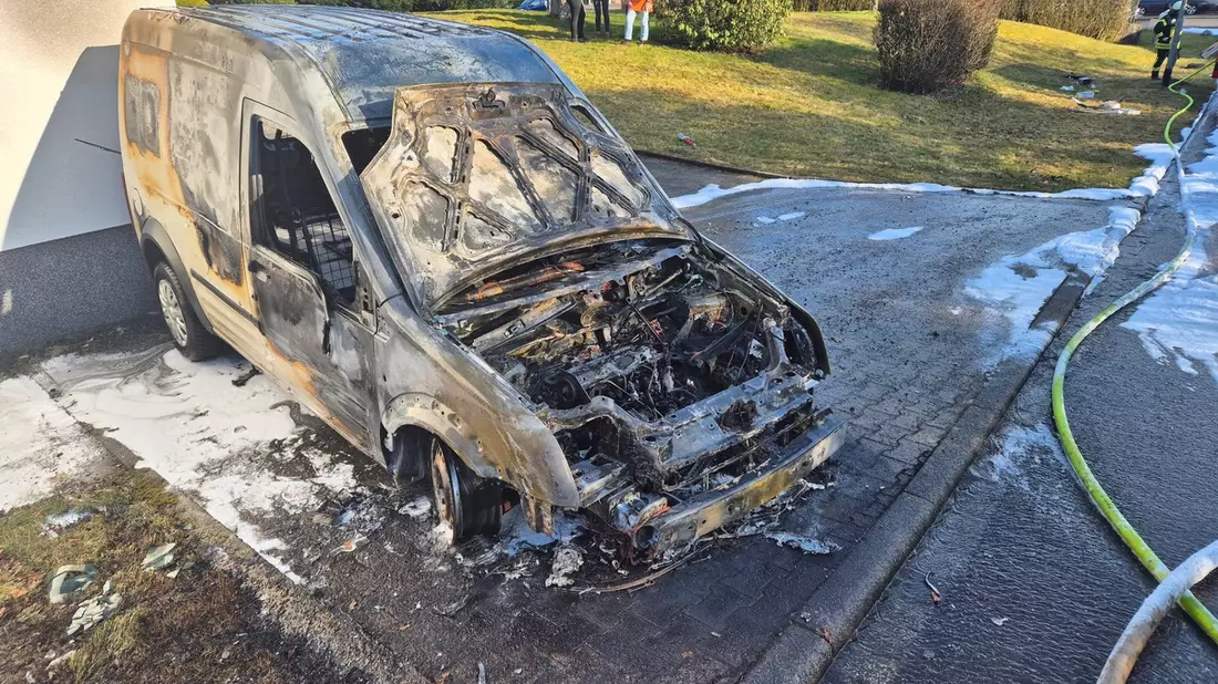 FW VG Westerburg: Kleintransporter brennt in Kölbingen vollständig aus - Bild: presseportal.de