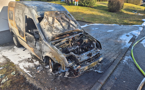 FW VG Westerburg: Kleintransporter brennt in Kölbingen vollständig aus - Foto: presseportal.de