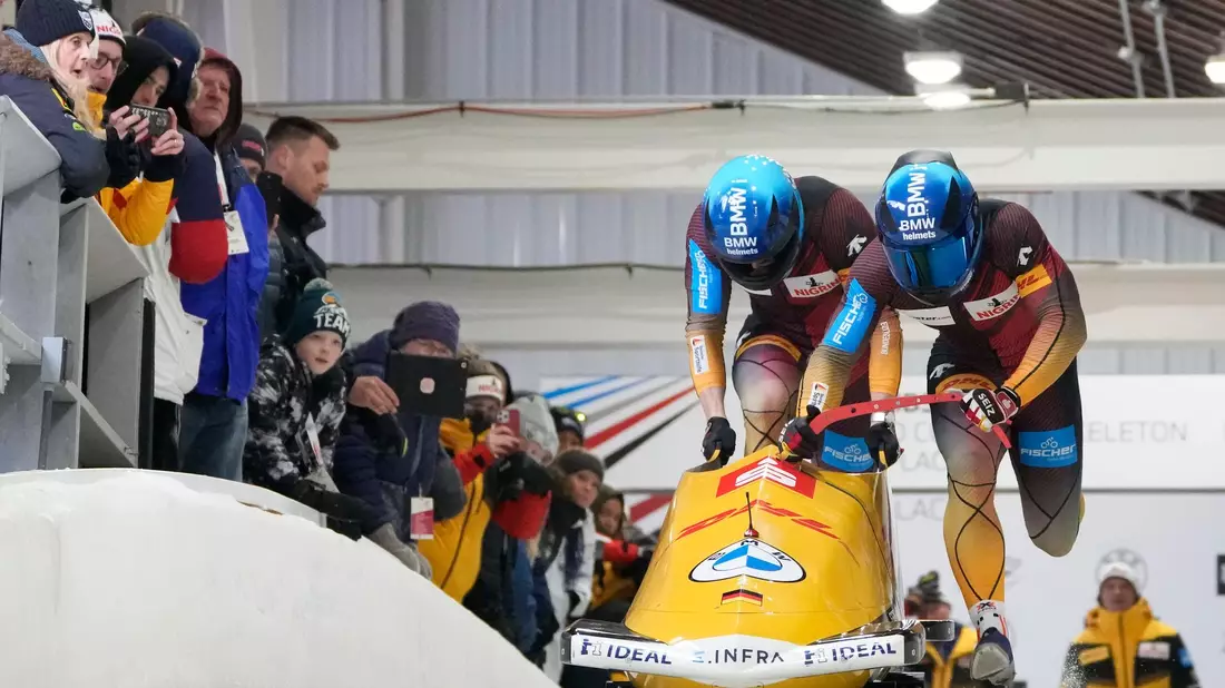  Francesco Friedrich (r) und Alexander Schüller aus Deutschland führen bei der Bob-WM in Lake Placid. - Bild: Seth Wenig/AP