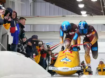 Francesco Friedrich (r) und Alexander Schüller aus Deutschland führen bei der Bob-WM in Lake Placid. - Foto: Seth Wenig/AP