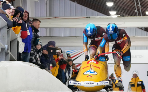  Francesco Friedrich (r) und Alexander Schüller aus Deutschland führen bei der Bob-WM in Lake Placid. - Foto: Seth Wenig/AP