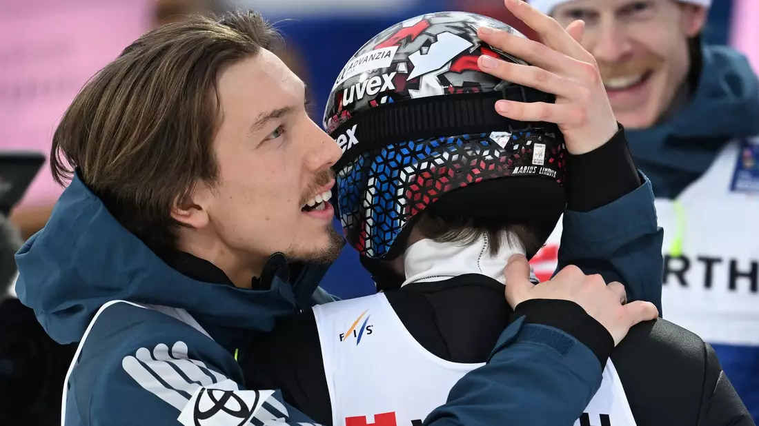 Bestreiten ihr Mitwissen: Johann André Forfang und Marius Lindvik (r). - Bild: Hendrik Schmidt/dpa