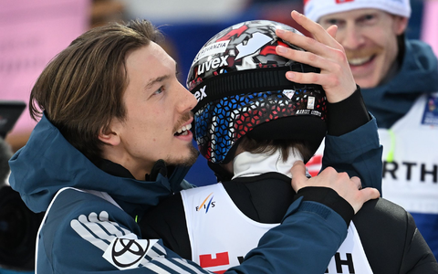 Bestreiten ihr Mitwissen: Johann André Forfang und Marius Lindvik (r). - Foto: Hendrik Schmidt/dpa
