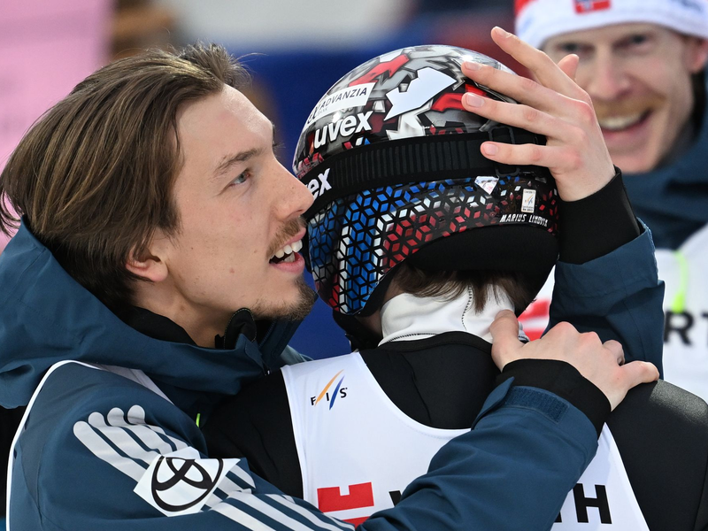 Bestreiten ihr Mitwissen: Johann André Forfang und Marius Lindvik (r). - Foto: Hendrik Schmidt/dpa