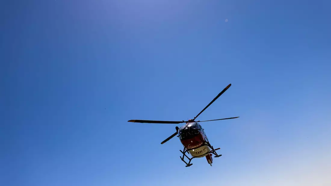 Zwei Rettungshubschrauber sowie mehrere Notärzte und Rettungswagen waren an der Unfallstelle im Einsatz. (Symbolbild) - Bild: Philipp von Ditfurth/dpa