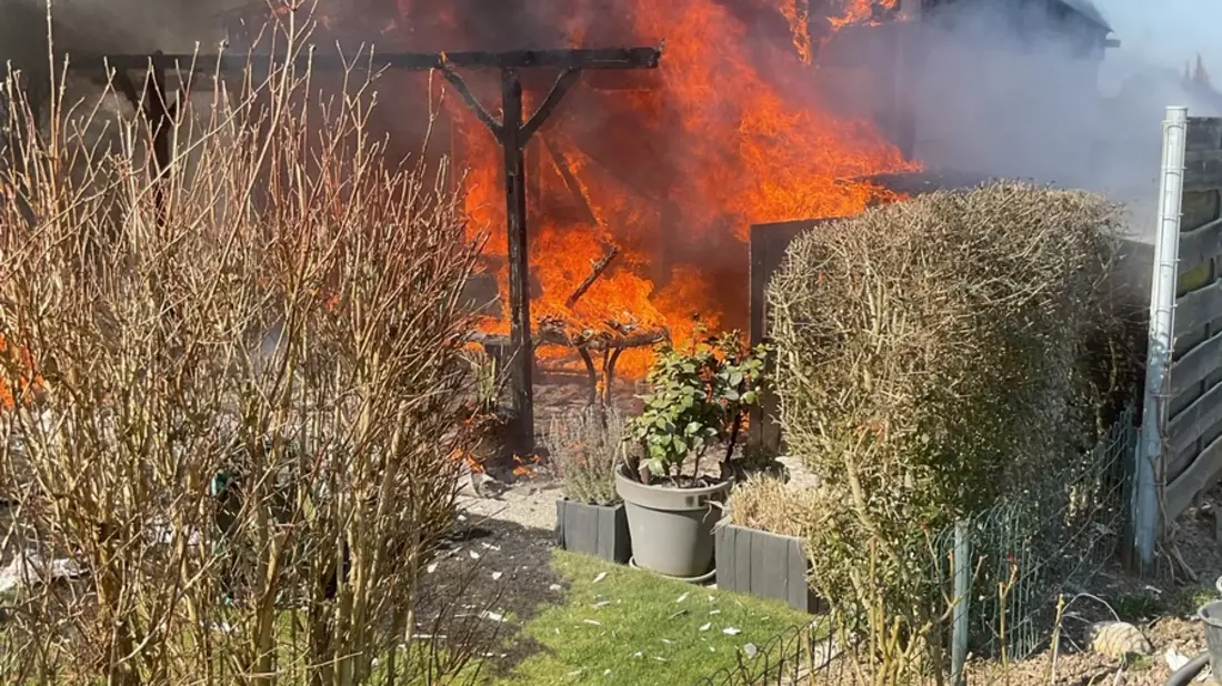 FW-DO: Feuer in Wambel / Gartenlaube brennt in voller Ausdehnung - Bild: presseportal.de