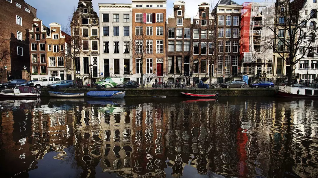 Bald sollen auf den Grachten in Amsterdam nur noch emissionsfreie Boote unterwegs sein (Archivbild). - Bild: picture alliance / dpa