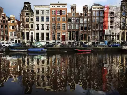 Bald sollen auf den Grachten in Amsterdam nur noch emissionsfreie Boote unterwegs sein (Archivbild). - Foto: picture alliance / dpa